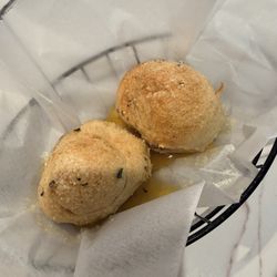 Calusa Pizza & Craft - Complimentary garlic buns