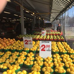 Marché Jean-Brillant - Fruit and veggies by the bucket