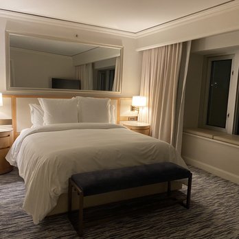 Four Seasons Hotel Chicago - Bedroom. Executive Suite - Hotels Near Me - Chicago, Illinois
