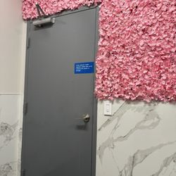 DJ's Chevron Service - Most effort I've seen at a gas station bathroom