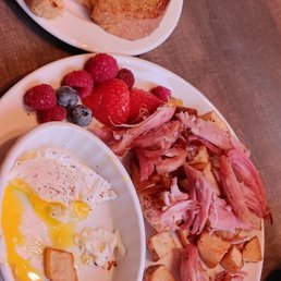 Basic egg breakfast with great baked ham, lots for $10 !!! Basic egg breakfast with great baked ham, lots for $10 !!!