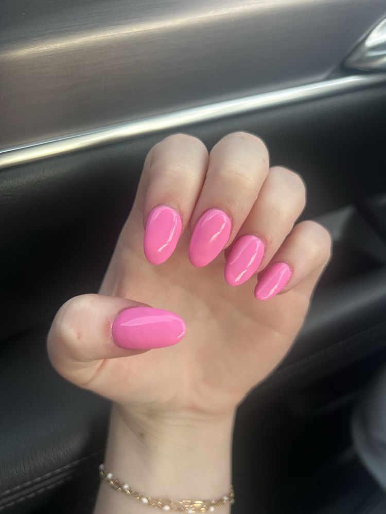 Queen Nails Logo