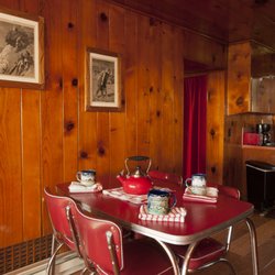 Knotty Pine Ocean View Cabin - Adorable indoor dining comfort