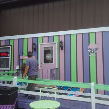 Dee-Zertz - Exterior of the ice cream shop. - Ice Cream & Frozen Yogurt Near Me - Berne, Indiana Dee-Zertz - Exterior of the ice cream shop. - Ice Cream & Frozen Yogurt Near Me - Berne, Indiana