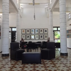 Centro Cultural José Martí - Al interior del Centro Cultural José Martí: trabaja tranquilo rodeado de obras de arte.