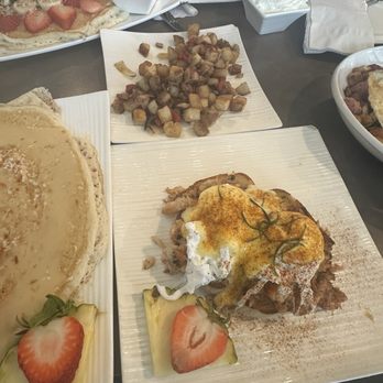 Moena Café - Eggs Benedict with crab and breakfast potatoes - Cafes Near Me - Honolulu, Hawaii