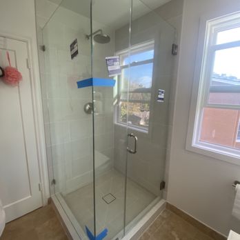 Yani Team Glass - Corner shower door - Glass & Mirrors Near Me