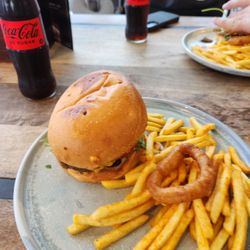 Windmill & Co - Texas burger with 1 onion ring and fries. You have to request tomato sauce aka ketchup, if you need this condiment.