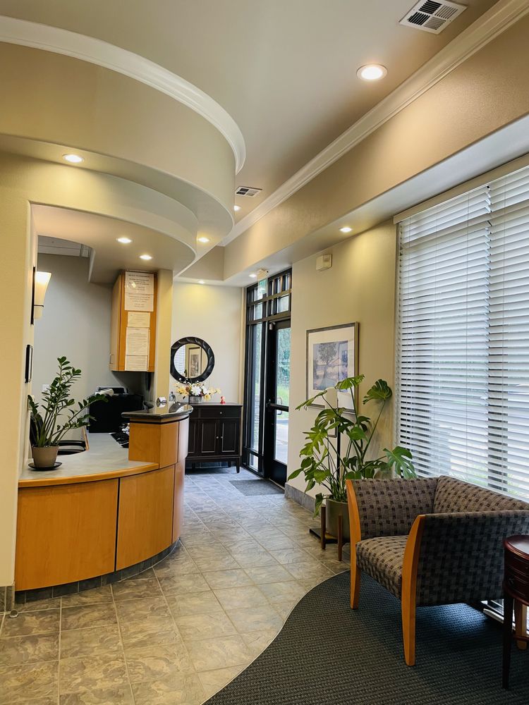 Quinnie Dental Care Logo