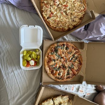 Guido's Pizza & Pasta - Margarita Pizza, Garlic Bread with Cheese, Garlic Chicken White Pizza & pepperoncini - Pizza Near Me - Winnetka, California