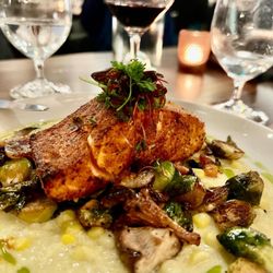 Willamette Valley Vineyards - Bend - Seasoned salmon