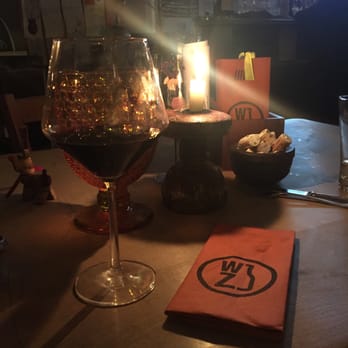 Weinzentrale - Schöne Tischdekoratioin - Wine Bars Near Me - Dresden, SN