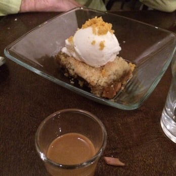 Las Pizarras Bistró - Dulce de Leche, ice cream, apple crumble - Argentine Near Me - Buenos Aires, C Las Pizarras Bistró - Dulce de Leche, ice cream, apple crumble - Argentine Near Me - Buenos Aires, C