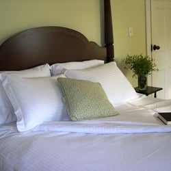 Eddington House Inn - Spacious suites with comfortable beds