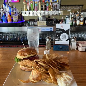 1925 Pubhouse - Muncie - Fried Chicken Sandwich with chips - American Near Me - Muncie, Indiana 1925 Pubhouse - Muncie - Fried Chicken Sandwich with chips - American Near Me - Muncie, Indiana