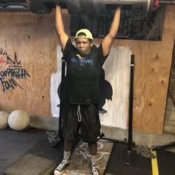 Guerrilla Fam Barbell Club - Log clean and press