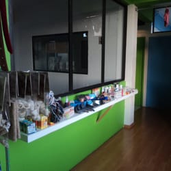 Agape - La clínica es amplia, pero en la entrada tiene diversos accesorios para mascotas.