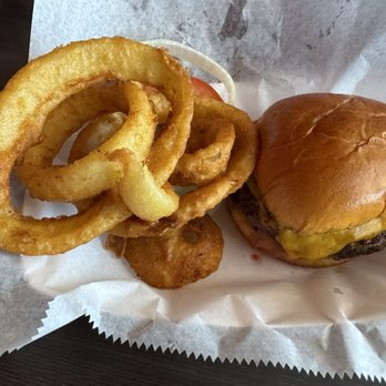Liz's Bar & Grill - Cheeseburger and onion rings - Cocktail Bars Near Me - New Melle, Missouri Liz's Bar & Grill - Cheeseburger and onion rings - Cocktail Bars Near Me - New Melle, Missouri