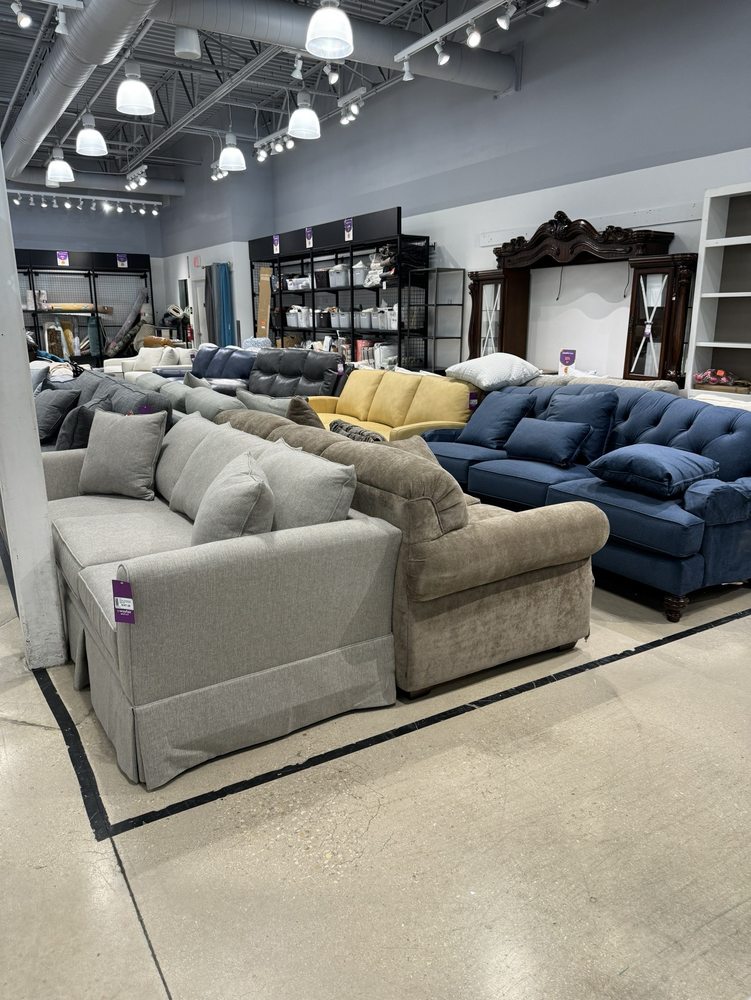 WAYFAIR OUTLET Updated October 2024 4015 I35, San Marcos, Texas