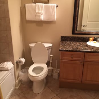 Resortquest Azure - Adjoining bathroom to bedroom 1 - Vacation Rentals Near Me - Fort Walton Beach, Florida Resortquest Azure - Adjoining bathroom to bedroom 1 - Vacation Rentals Near Me - Fort Walton Beach, Florida