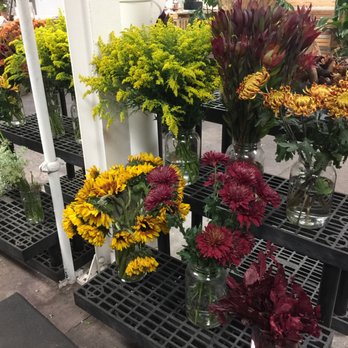 Flowers for Dreams - stems to choose from during the workshop - Florists Near Me - Milwaukee, Wisconsin