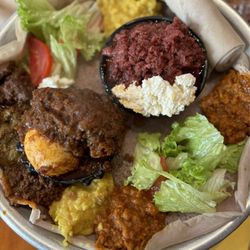 Les Saveurs d'Abyssinie - Veggie combo, Kitfo, and Doro Wot