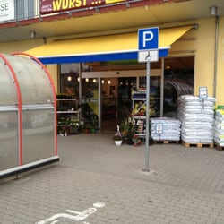 EDEKA Nemitz-Pollmann - Eingang mit Behindertenparkplatz direkt vor der Tür! Achtung Parkscheibe reinlegen!