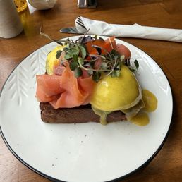 Eggs Benedict with Smoked Salmon Eggs Benedict with Smoked Salmon