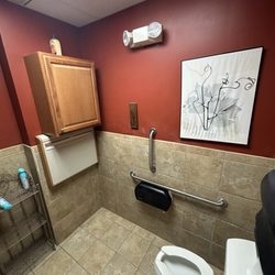 Dick's Uptown Cafe - Clean Bathroom