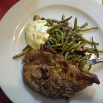 Kravín - "Menu č.5 300g Velký šťavnatý grilovaný steak z vepřové krkovičky, podávaný s restovanými fazolkami se slaninou a česnekovým dipem 139,-" - Pubs Near Me - Praha-2, Puerto Rico