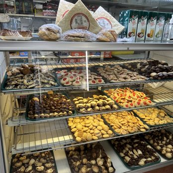 Moises Bakery - Pastries - Bakeries Near Me - Miami Beach, Florida