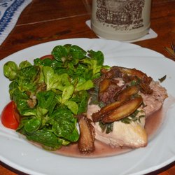 Bierkeller - Gebratene Salbei-Hähnchenbrust mit Datteln und Feldsalat 12,90€