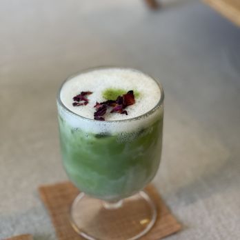 à la maison by MAnYU Flowers - Rose matcha latte - Florists Near Me - Honolulu, Hawaii