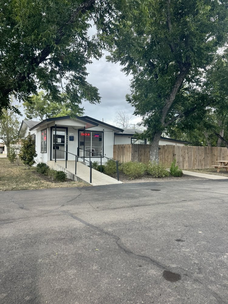 SABINAL INN Updated October 2024 18 Photos 413 Fisher Ave E