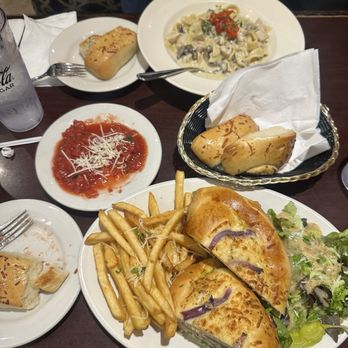 D'Lish - Chicken California Club Sandwich, chicken Alfredo Chicken Pasta, Extra Breadsticks - Pizza Near Me - Chula Vista, California