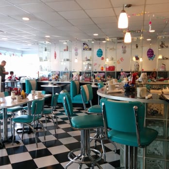 Lola's Diner - Cute 50's design and colors. - Diners Near Me - Park Ridge, Illinois