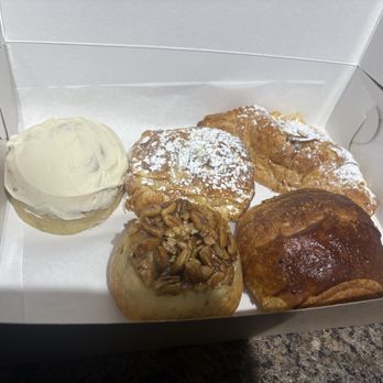 Le Quartier Bakery & Cafe - Dundee - Cinnamon roll, pecan roll, pain au chocolat, almond croissant, chocolate almond croissant - Bakeries Near Me - Omaha, Nebraska