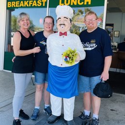 Famous and fabulous Chef Cero, with Nora, owner, and guests from Michigan. Famous and fabulous Chef Cero, with Nora, owner, and guests from Michigan.