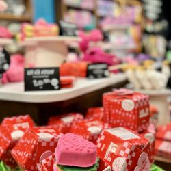 Lush - Love burger bath bomb lol