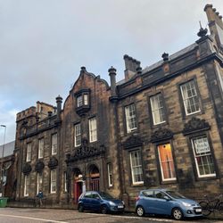 Castle Rock Hostel - Front of hostel from across the street
