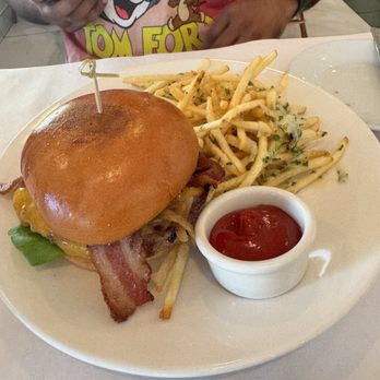 Le Bilboquet - Burger et Frites - French Near Me - Dallas, Texas Le Bilboquet - Burger et Frites - French Near Me - Dallas, Texas