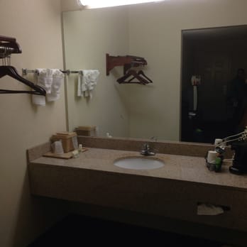 Magnolia Inn - Sink area outside bathroom - Hotels Near Me - Kingsland, Georgia Magnolia Inn - Sink area outside bathroom - Hotels Near Me - Kingsland, Georgia