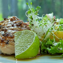 Take Sushi - Rewelacyjny grillowany łosoś na sałatce z pomarańczą. Instagram: @chefmarku