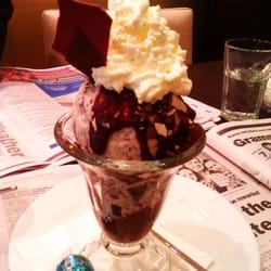 Lindt Chocolate Cafe - Cookies & Cream Sundae