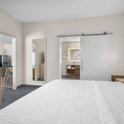 Home2 Suites by Hilton Eureka - Guest room