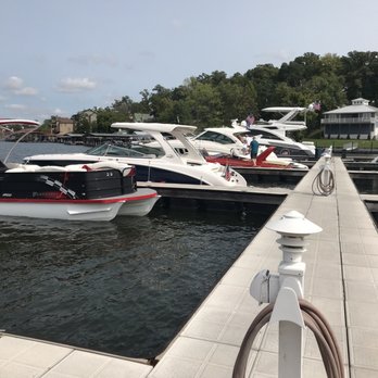 Redhead Lakeside Grill - Boat parking - Pizza Near Me - Osage Beach, Missouri
