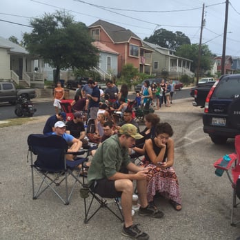 Franklin Barbecue - That famous line. - Barbeque Near Me - Austin, Texas