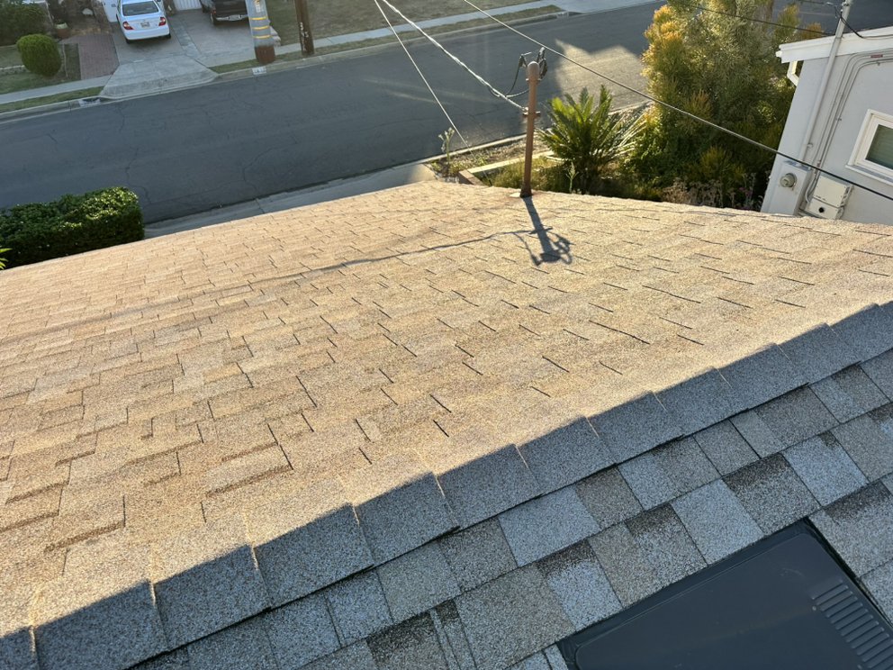 Slide of Mo's Professional Roofing