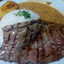 Asadero Miguel Ángel - Filete a la brasa con judías, arroz y plátano.