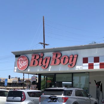Bob's Big Boy - cars parked in front of the store - Diners Near Me - Northridge, California